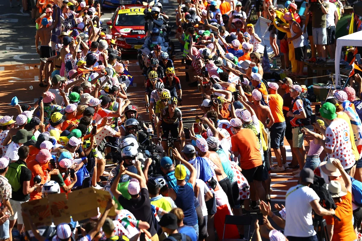 Pogacar vince sull'Alpe d'Huez nella diciannovesima tappa del Tour de France: battuto il record di Pantani - Corriere della Sera