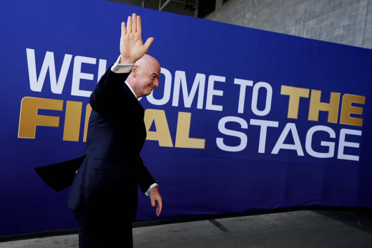 Calcio in rivolta col piano di Infantino. La Uefa: "La Fifa non può arricchire se stessa e i propri amici"