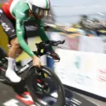 Evenepoel vince la cronometro nella sedicesima tappa del Tour de France: Pogacar secondo e ancora in maglia gialla - Corriere della Sera