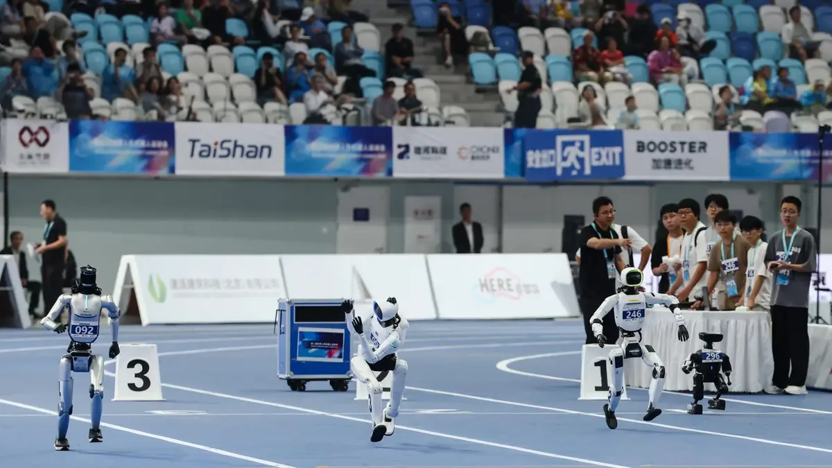 Robot umanoide cinese corre i 100 metri in 8,86 secondi