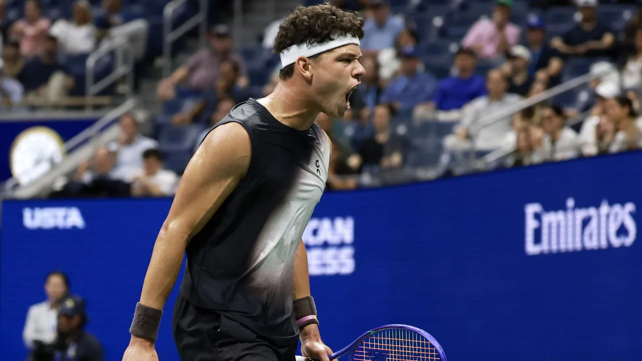Alcaraz è fuori dagli Us Open, Shelton in semifinale dopo una maratona al quinto set: conati di vomito e monologhi dopo i 139 giorni di stop - Corriere della Sera